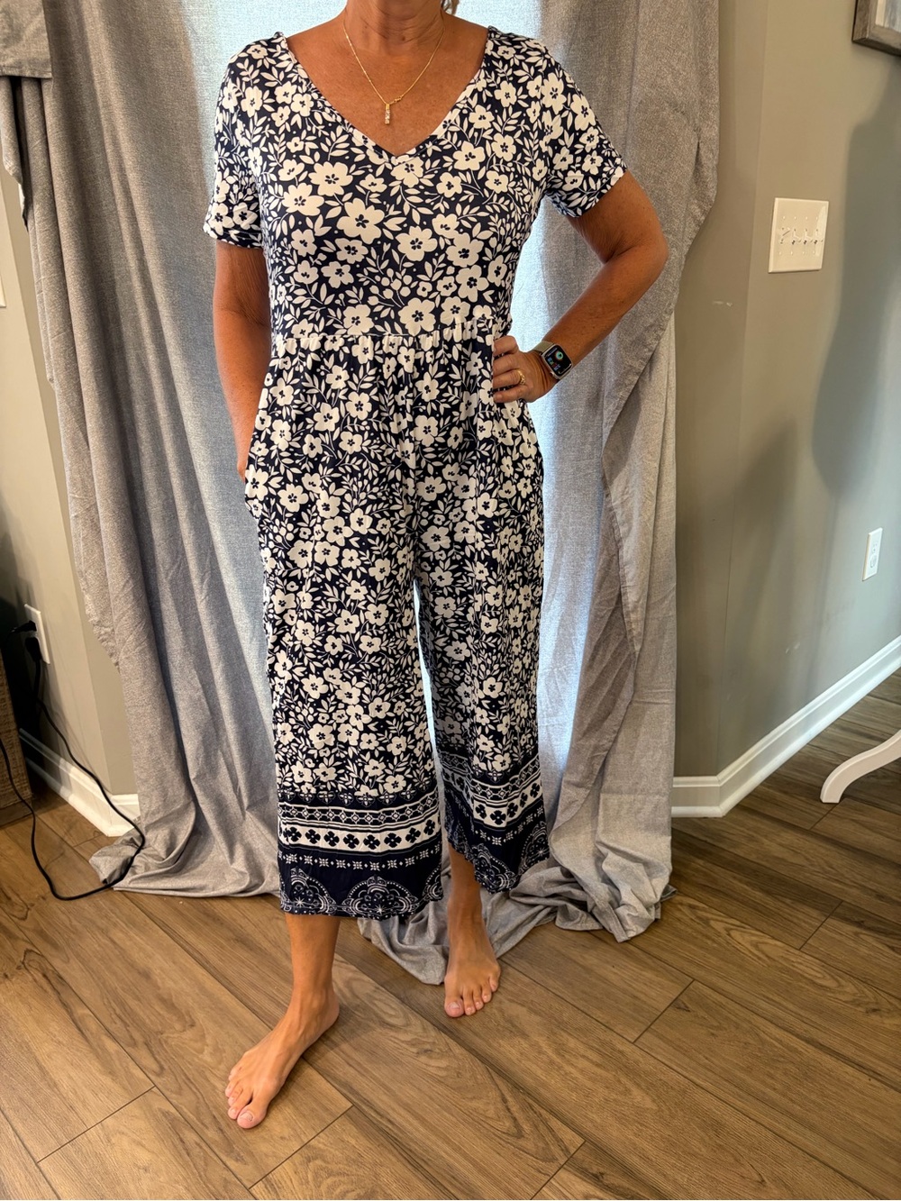 NWOT Medium Boho Floral Jumpsuit V-Neck Short Sleeve Wide Leg Cropped Pants